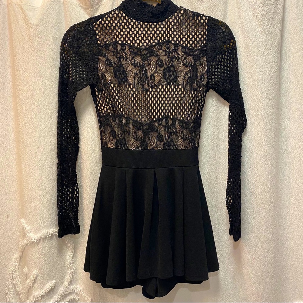 ✨2/$15 mix & match✨ Open back lace romper